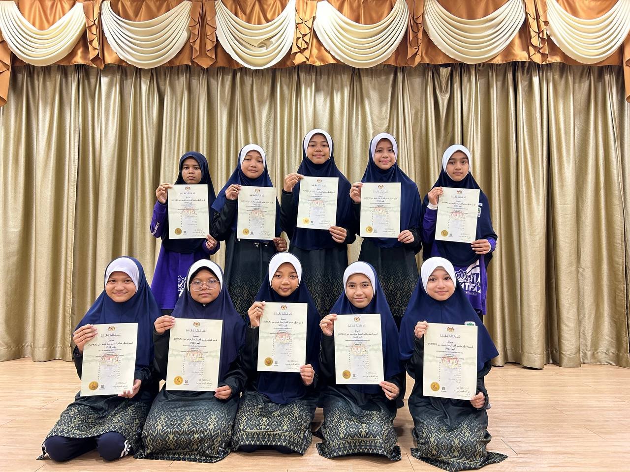 Sijil pencapaian pelajar perempuan